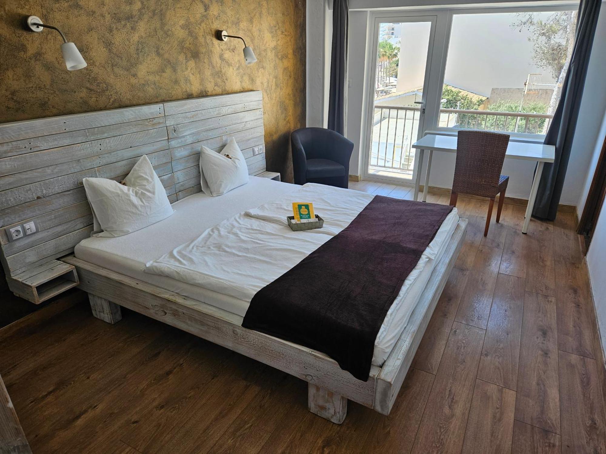 Seven Hostal Cala Millor  Bagian luar foto